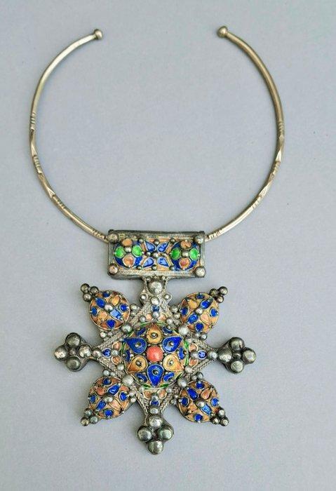Boghdad cross on a silver torque - 183 g - Emaille, Zilver -, Antiek en Kunst, Kunst | Niet-Westerse kunst