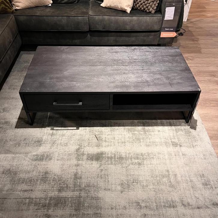 Salontafel Piastra - Mangohout in zwart - Pronto Wonen, Huis en Inrichting, Tafels | Salontafels, 100 tot 150 cm, Nieuw, 50 tot 100 cm