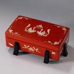Nara-lakwerk: Rode lakkleurige rechthoekige doos met pootjes