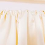 Glanzender und changierender Stoff aus schwerem Satin –