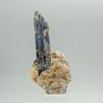 Enorme BLAUWE KYANITE kristal gezet in KWARTS Kristal op, Verzamelen