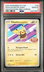 Pokémon - 1 Graded card - BATIK SHIRT PIKACHU 154/SV-P Promo, Hobby en Vrije tijd, Verzamelkaartspellen | Pokémon, Nieuw