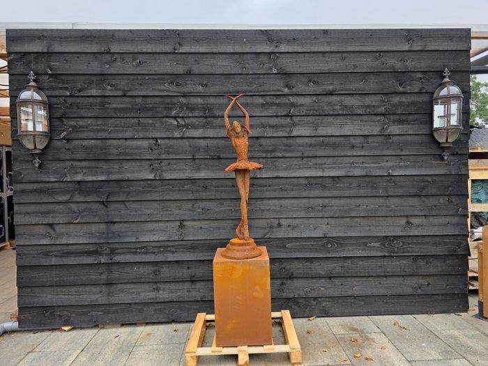 Beeld, XL Ballerina with Pedestal - 173.5 cm - IJzer - 2025, Antiek en Kunst, Curiosa en Brocante