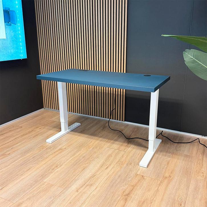 Actiforce Zit-sta bureau 138x67cm - Blauw - Back to school!!, Huis en Inrichting, Bureaus, Stabureau, Nieuw, Elektrisch, In hoogte verstelbaar