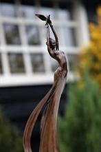Beeld, release the bird - 39 cm - brons marmer