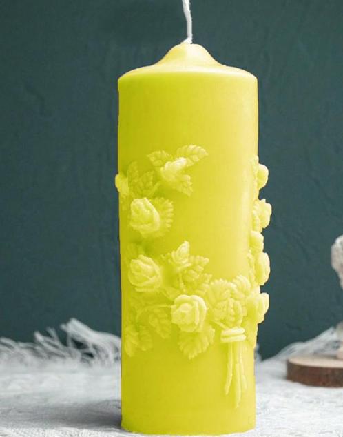 Geëmbosseerde rozenpilaar Geurkaars - Fresia geur- Aroma,, Huis en Inrichting, Woonaccessoires | Kandelaars en Kaarsen, Verzenden