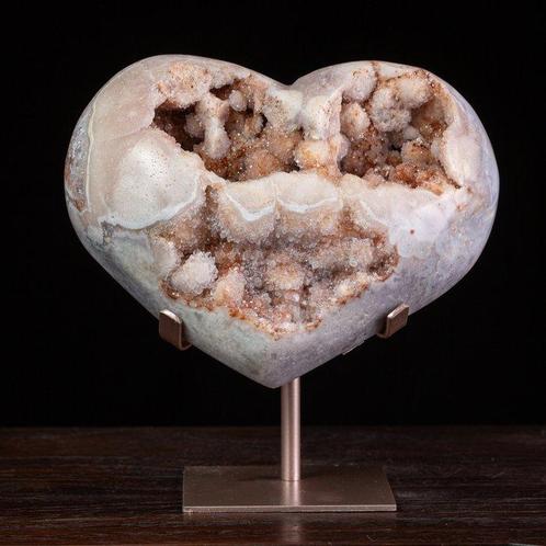Zeldzame roze agatha-geodevorming Roze amethisten hart met, Verzamelen, Mineralen en Fossielen