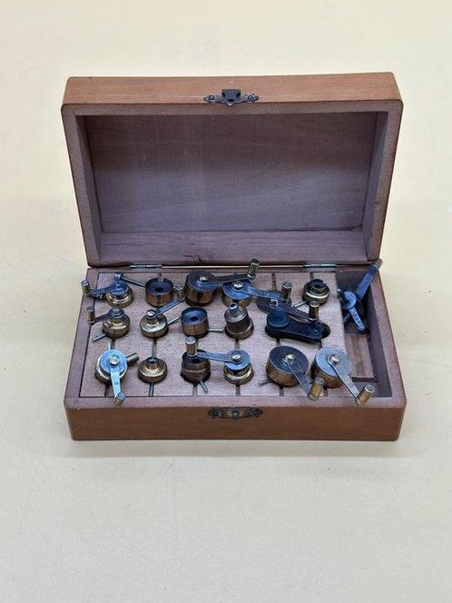 A fine set of watchmaker tools with various clamping devices, Antiek en Kunst, Antiek | Wandborden en Tegels