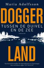 Doggerland 3 -   Tussen de duivel en de zee  -, Gelezen, Maria Adolfsson, Verzenden