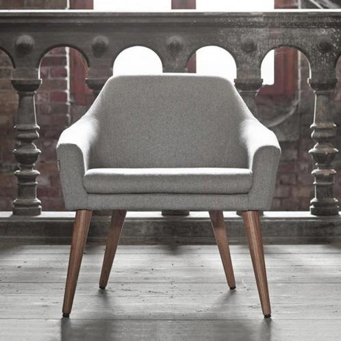 50% korting | Fameg grijze fauteuil | Loungestoel |, Huis en Inrichting, Fauteuils, Minder dan 75 cm, Nieuw, Hout, Verzenden