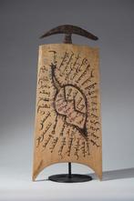 Een houten beeld. - Allo Kafi Gida - Hausa - Nigeria (Zonder