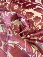 Splendido jacquard damast met bloemen en bladeren in een