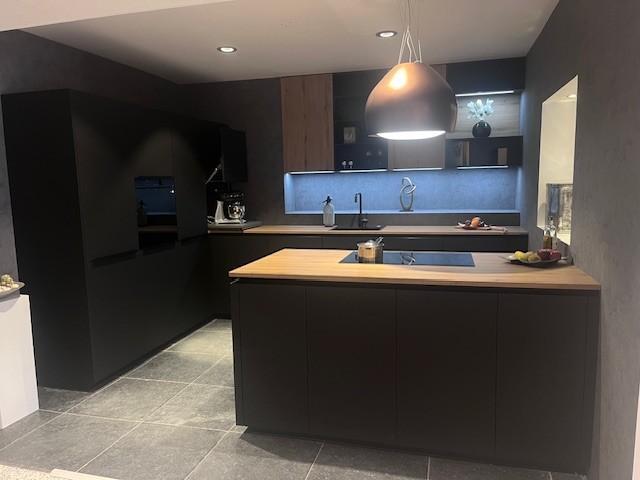 Nolte showroom keuken – mat zwart/Vulcaan – Compleet, Huis en Inrichting, Keuken | Complete keukens, Kunststof, Greeploos, Met kookeiland