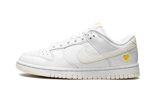 Nike Dunk Low Yellow Heart (W) - maat 36.5 (Sneakers), Kleding | Dames, Schoenen, Geel, Nieuw, Sneakers of Gympen, Verzenden
