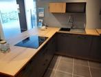 Showroomkeuken moderne complete keuken met schiereiland met, Huis en Inrichting, Keuken | Complete keukens, Bruin, Hoekkeuken