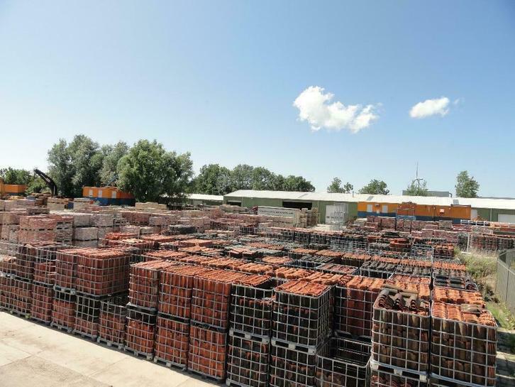 Diverse gebruikte dakpannen & nokvorsten op voorraad., Doe-het-zelf en Verbouw, Dakpannen en Dakbedekking, Dakpannen, Gebruikt