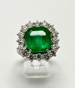 Ring - 18 karaat Witgoud - 7.50ct. tw. Smaragd - contour, Nieuw
