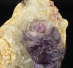 Paarse Cubic FLUORIET op Kwarts Kristallen op matrix -