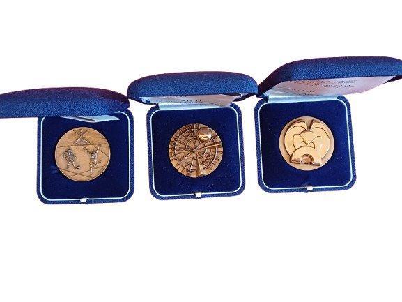 Arnaldo Pomodoro (1926) - Tre medaglie Mondiali Italia 1990, Antiek en Kunst, Kunst | Designobjecten
