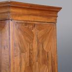 Blond Kruisvoetkabinet ca 1690 op foedraalpoten met geometri, Antiek en Kunst, Antiek | Meubels | Kasten, Ophalen of Verzenden