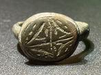 Middeleeuwen, kruisvaardersperiode Brons Ring met een, Antiek en Kunst