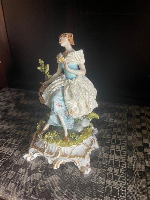 Capodimonte, Tiche - Beeldje - donna con vestito in tessuto, Antiek en Kunst, Antiek | Glas en Kristal