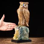 Uil uit steen gesneden op een basis van natuurlijk kwarts -, Antiek en Kunst