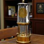 Protector Lamp & Lighting Company Ltd. di Eccles, Manchester