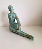 Beeld, Zittende jonge vrouw- Uniek - 23 cm - Keramiek, Antiek en Kunst