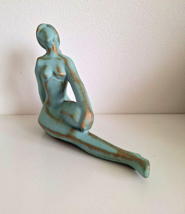 Beeld, Zittende jonge vrouw- Uniek - 23 cm - Keramiek, Antiek en Kunst, Antiek | Glas en Kristal