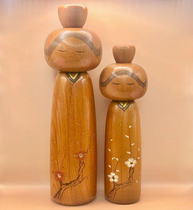 Perzikbloesemtuin – Set van 2 creatieve Kokeshi-poppen door, Antiek en Kunst, Curiosa en Brocante