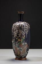 Vaas - Emaille, Een hexagonaal donkerblauwe cloisonné-vaas