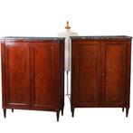 Stel van 2 identieke 2-deurskasten met marmeren blad Frankri, Antiek en Kunst, Antiek | Meubels | Kasten, Ophalen of Verzenden