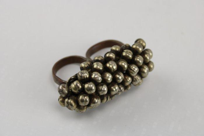 Vesya / Davano - dubbele ring - India (Zonder minimumprijs), Antiek en Kunst, Kunst | Niet-Westerse kunst