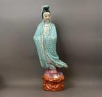 Figuur - A large famille rose Guanyin statue - Porselein -, Antiek en Kunst