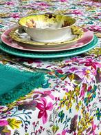 Tafelkleed met wildkleurige bloemenprint, brede tafels. -