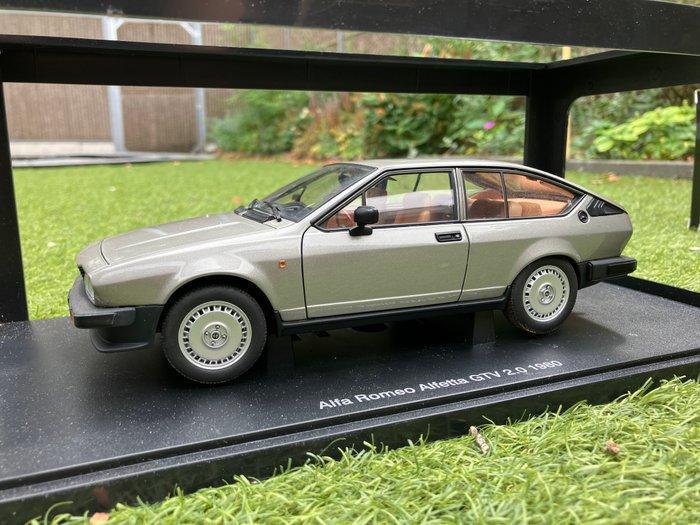 Autoart 1:18 - Modelauto - Alfa Romeo Alfetta GTV 2.0 1980 -, Hobby en Vrije tijd, Modelauto's | 1:5 tot 1:12