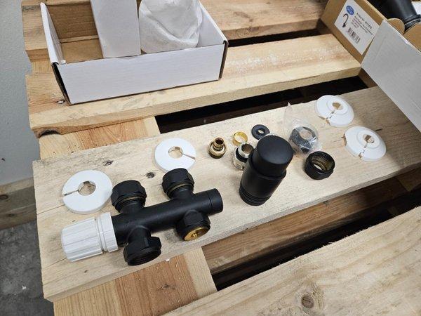 Radiator Onderblok Wiesbaden Recht Mat Zwart (Voor midden, Doe-het-zelf en Verbouw, Sanitair, Bad, Nieuw, Ophalen of Verzenden