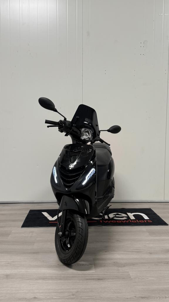 Piaggio Zip | Glans Zwart | 2022 | 417km | 1e eig | Garantie, Fietsen en Brommers, Scooters | Piaggio, Zip, Benzine, Zo goed als nieuw