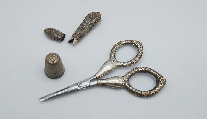 Naaiset (3) - Schaar, naaldenhouder, naald, Antiek en Kunst, Antiek | Goud en Zilver