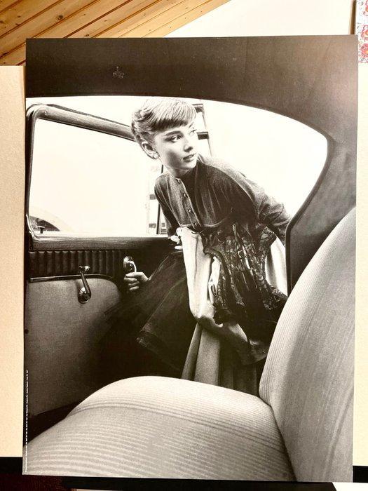 Bob Willoughby - Audrey Hepburn 1954 getting into the car., Antiek en Kunst, Kunst | Designobjecten