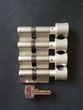 4 gelijksluitende knopcilinders 60 mm S2skg** met 6 sleutels, Doe-het-zelf en Verbouw, Hang- en Sluitwerk, Slot, Nieuw, Overige materialen