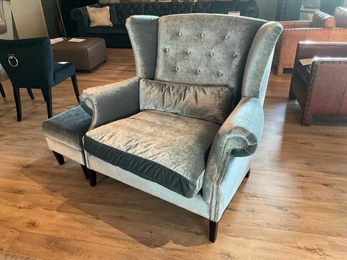 Online Veiling: Calgary Loveseat Met Hocker, Huis en Inrichting, Fauteuils