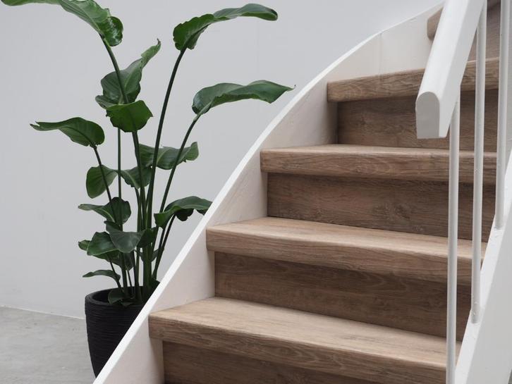 LEEGVERKOOP - PVC-traprenovatie knoestig warm, Huis en Inrichting, Stoffering | Vloerbedekking, Wit, Crème, Beige, Bruin, Grijs