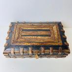 Kist - Antieke grote handgemaakte houten kist - Been, Hout