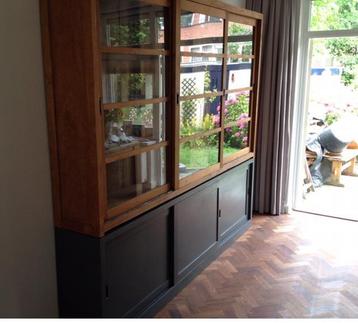 Boekenkasten, vitrinekasten, kledingkasten beschikbaar voor biedingen