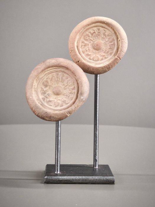 Sunga-dynastie Terracotta Duo van votieve medailles - 12.5, Verzamelen, Mineralen en Fossielen
