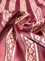 Prachtig jacquardfluweel in verzadigd oudroze op een lichte