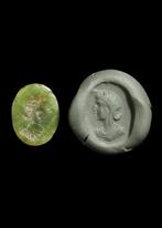 Oud-Romeins peridoot Gravure met een vrouwelijke portret, Antiek en Kunst