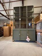 Vitrinekast groen metaal glas exclusief 142 cm breed actie, Huis en Inrichting, Kasten | Vitrinekasten, Glas, 100 tot 150 cm, Industrieën metaal vitrinekast